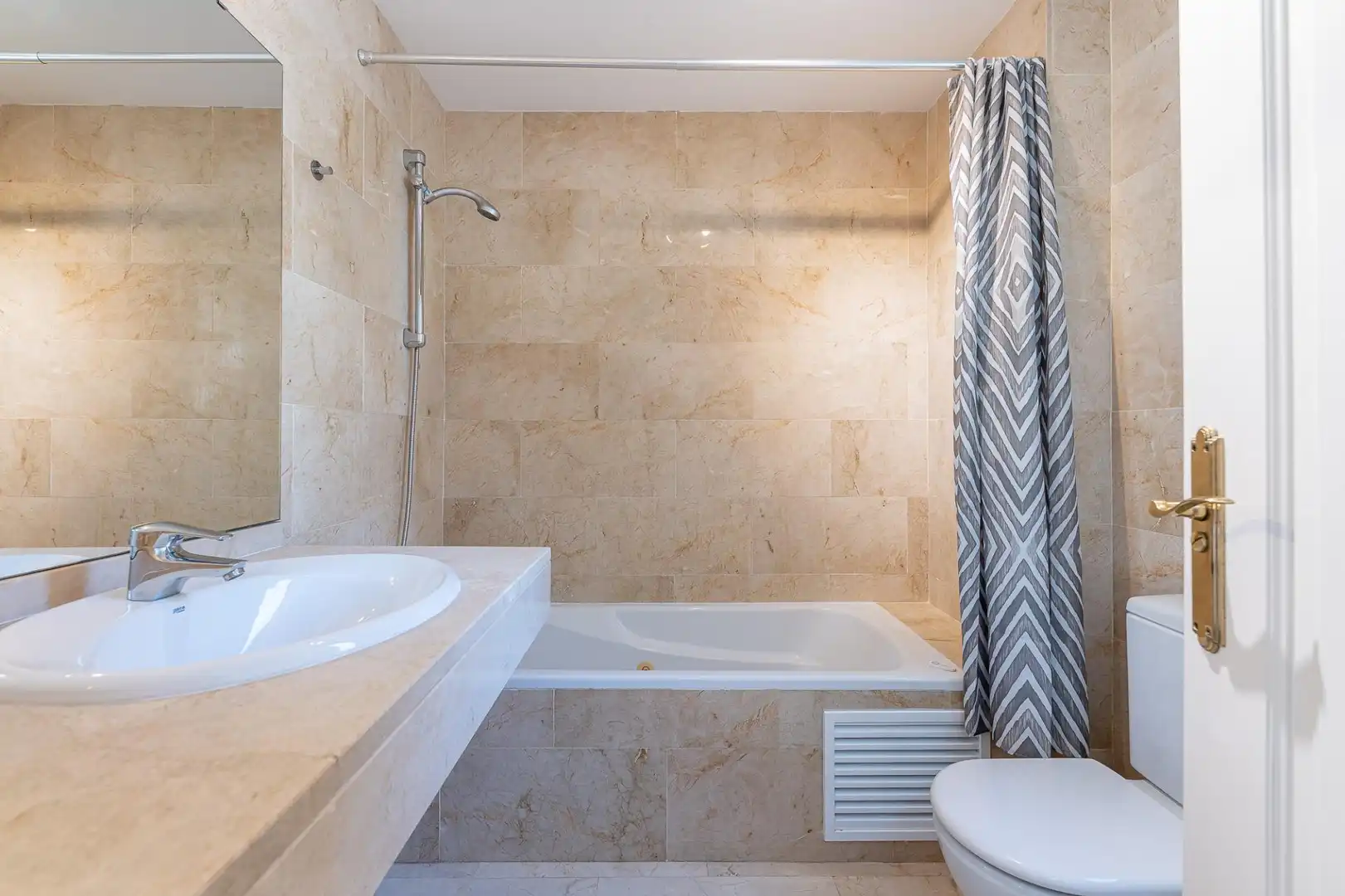 Baño de Apartamento en venta en Benalmádena con Aire acondicionado, Calefacción y Jardín privado