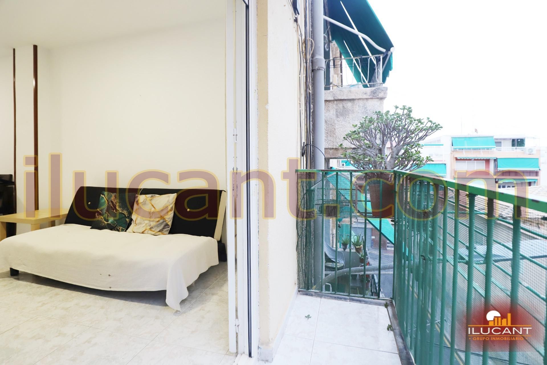 Habitación de Piso en venta en Alicante / Alacant con Balcón