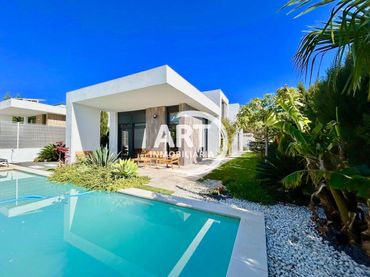 Casa con piscina in vendita a Desert de les Palmes