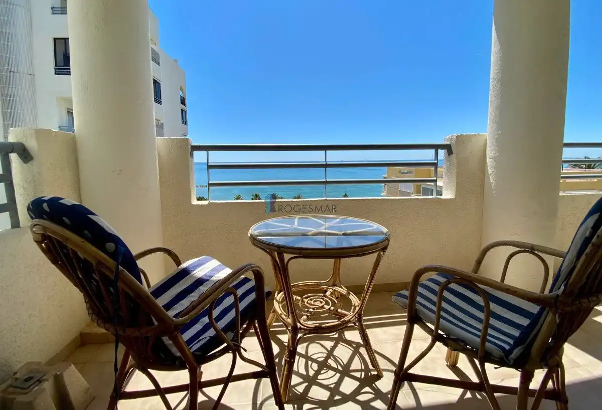 Terraza de Apartamento de alquiler en Benicasim / Benicàssim con Amueblado y Piscina comunitaria