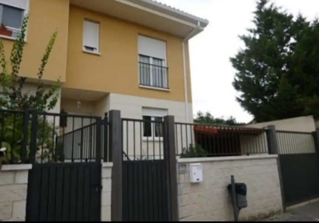 Vista exterior de Casa adosada en venta en Fuensaldaña con Calefacción y Trastero