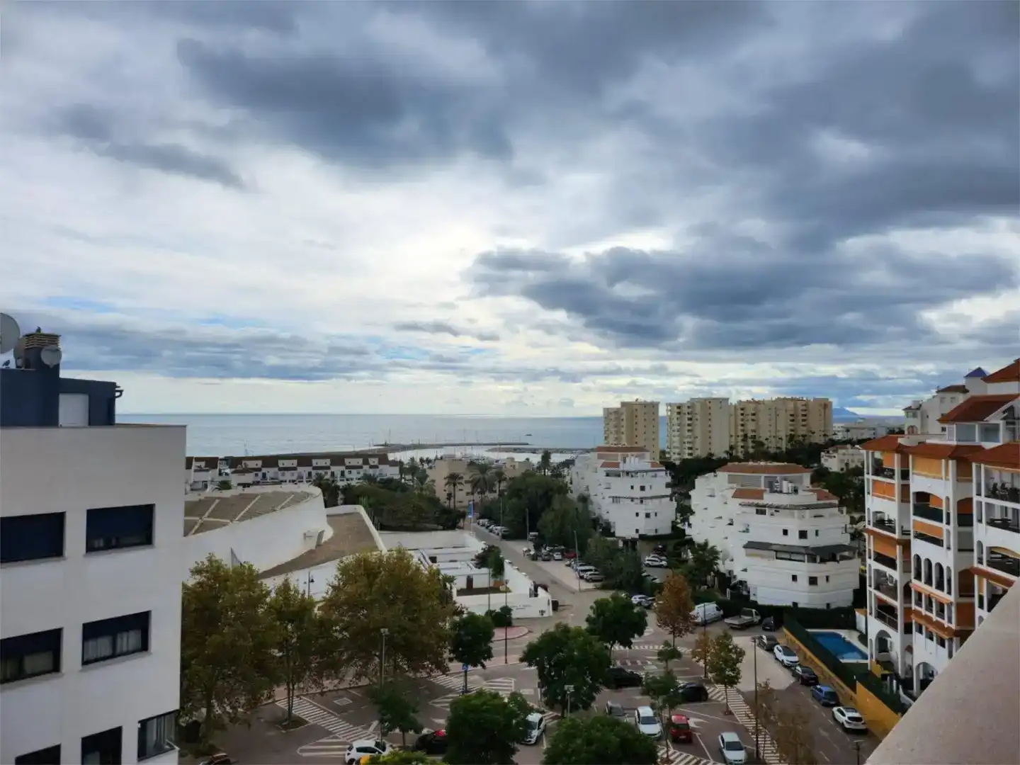 Außenansicht von Wohnung zur Miete in Estepona mit Klimaanlage, Abstellraum und Schwimmbad