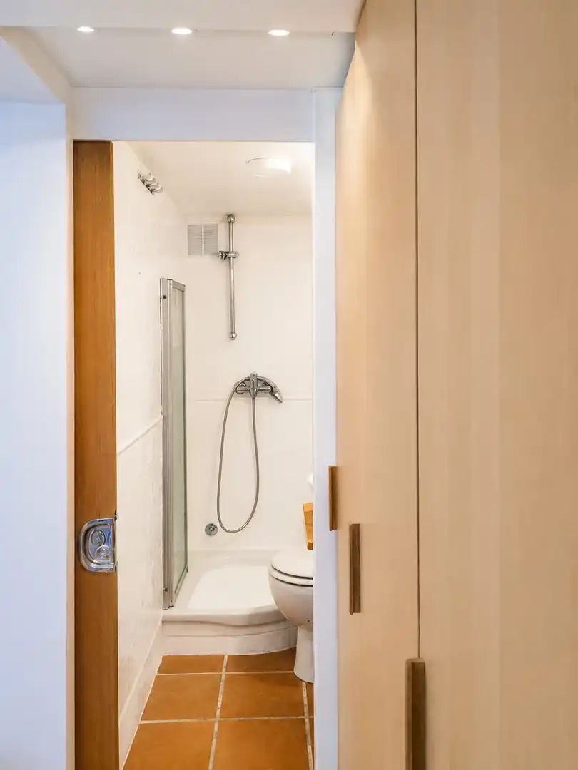 Badezimmer von Wohnungen zur Miete in Madrid mit Klimaanlage und Möbliert