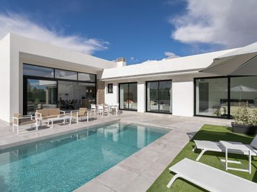 Villa con piscina in vendita a Calle Calle Urbanización Coto Riñales