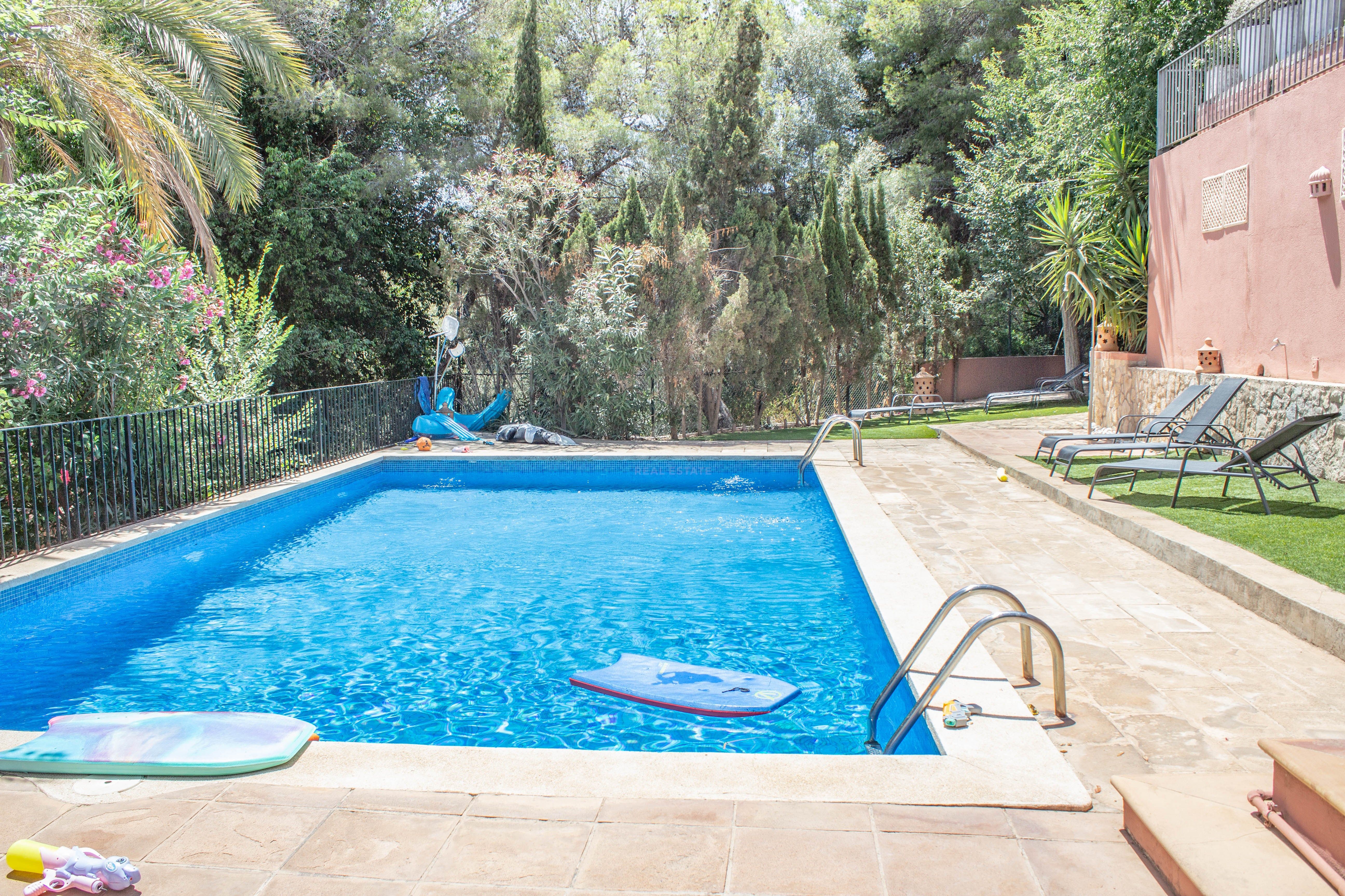 Schwimmbecken von Einfamilien-Reihenhaus zum Verkauf in Calvià mit Klimaanlage, Heizung und Terrasse
