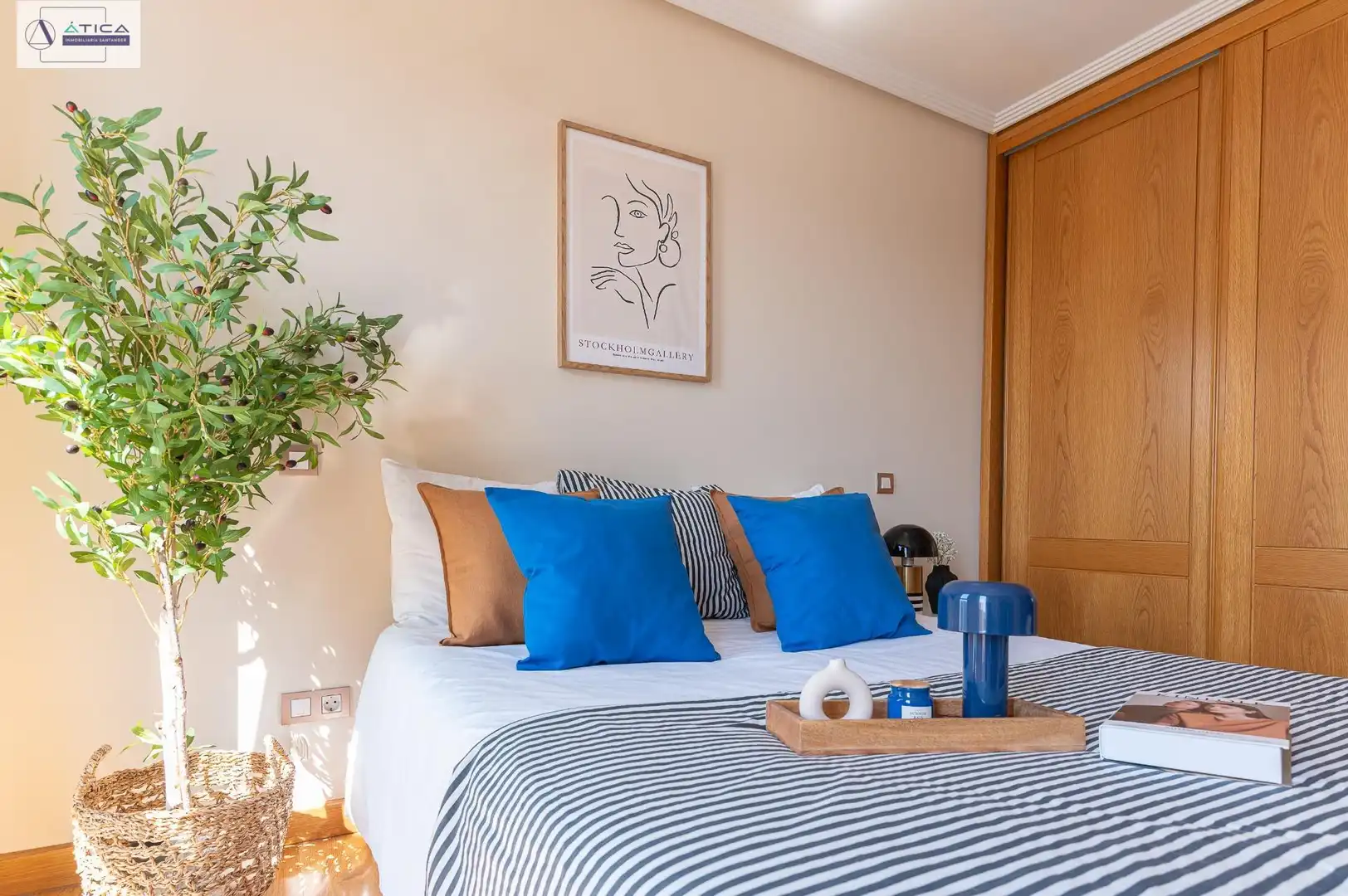 Schlafzimmer von Dachboden zum Verkauf in Santander mit Heizung, Privatgarten und Parkett