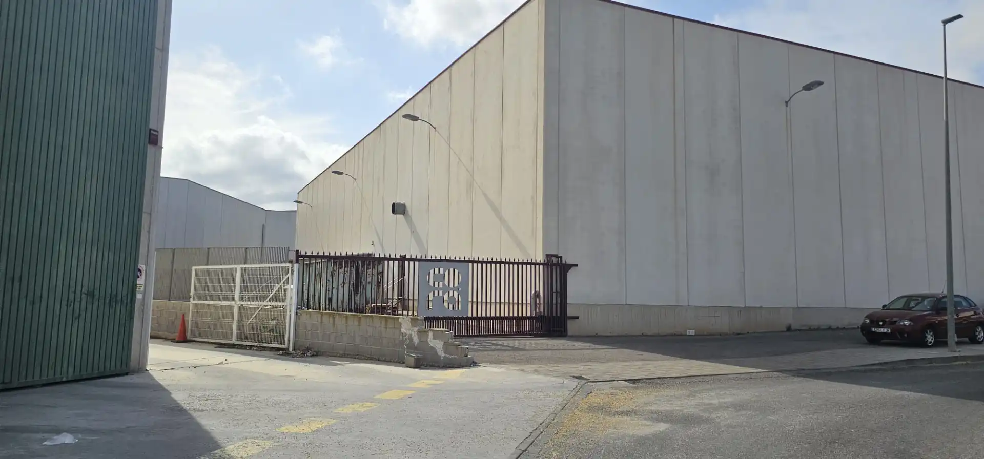 Vista exterior de Nave industrial en venta en La Unión