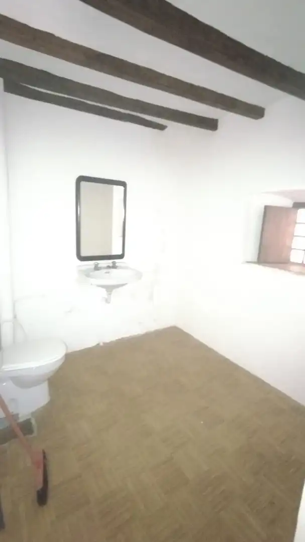 Badezimmer von Geschaftsraum zur Miete in Moià mit Parkett