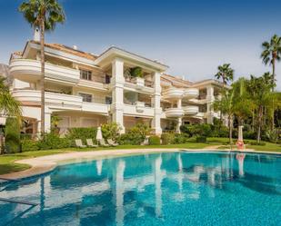 Vista exterior de Apartament en venda en Marbella amb Aire condicionat, Terrassa i Piscina