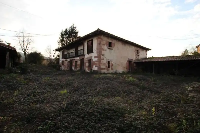 Vista exterior de Casa o xalet en venda en Cabezón de la Sal amb Jardí privat i Terrassa