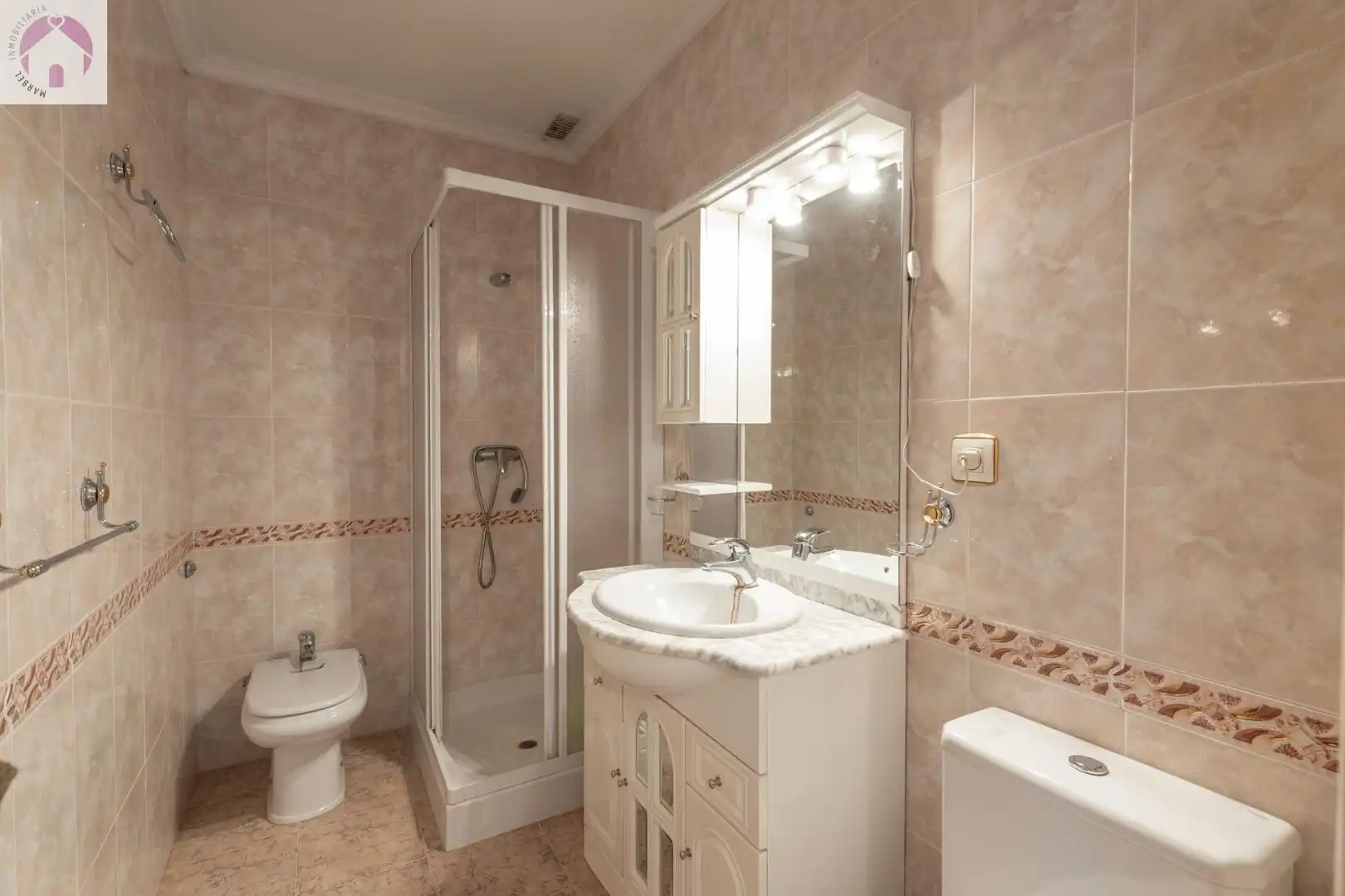 Baño de Casa adosada en venta en Maracena con Aire acondicionado, Calefacción y Terraza