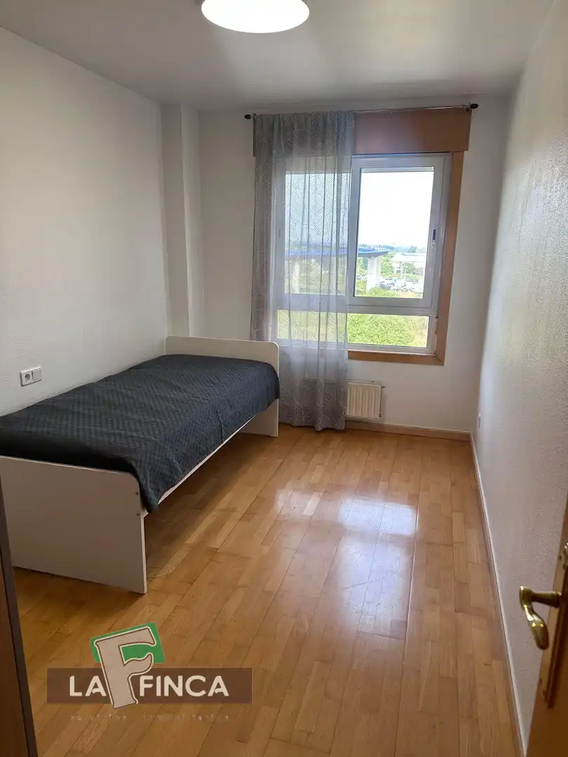 Dormitori de Pis en venda en Oviedo  amb Calefacció, Parquet i Traster