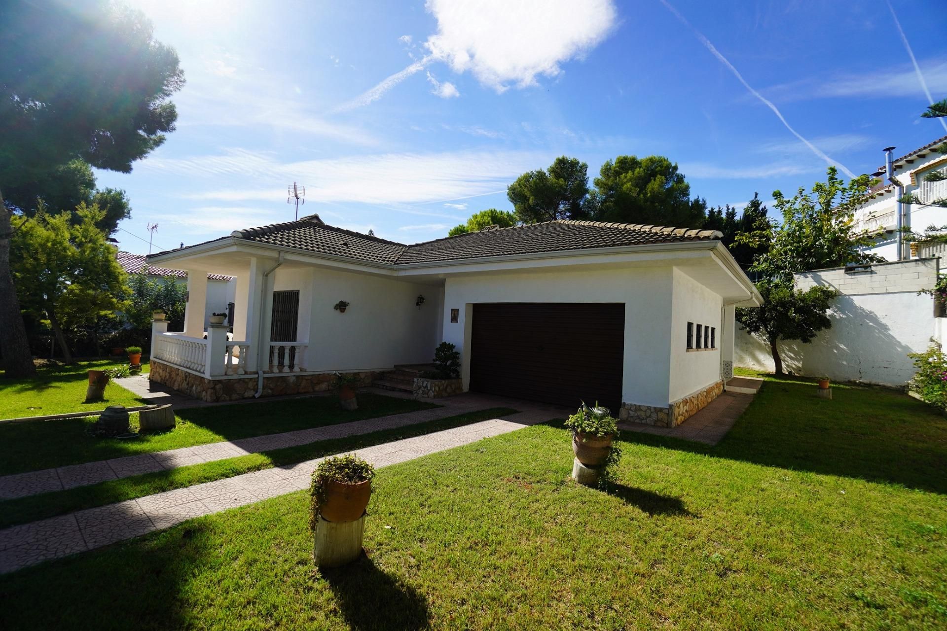 Exterior view of House or chalet for sale in El Vendrell  with Heating, Private garden and Terrace