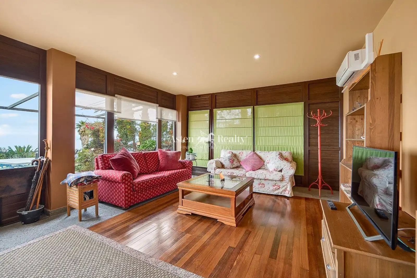 Sala d'estar de Casa o xalet en venda en Guía de Isora amb Aire condicionat, Terrassa i Moblat