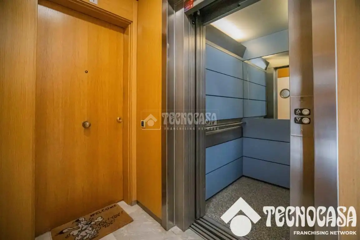 Wohnung zum Verkauf in Barcelona mit Klimaanlage, Abstellraum und Balkon