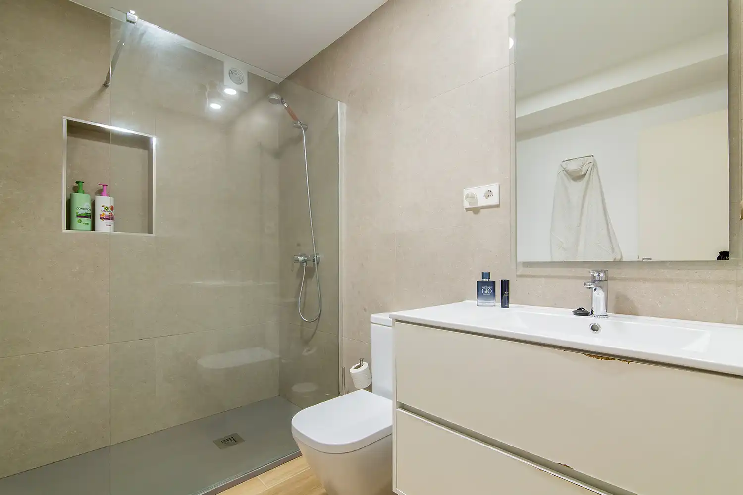 Badezimmer von Wohnung zum Verkauf in Caldes d'Estrac mit Privatgarten, Terrasse und Balkon