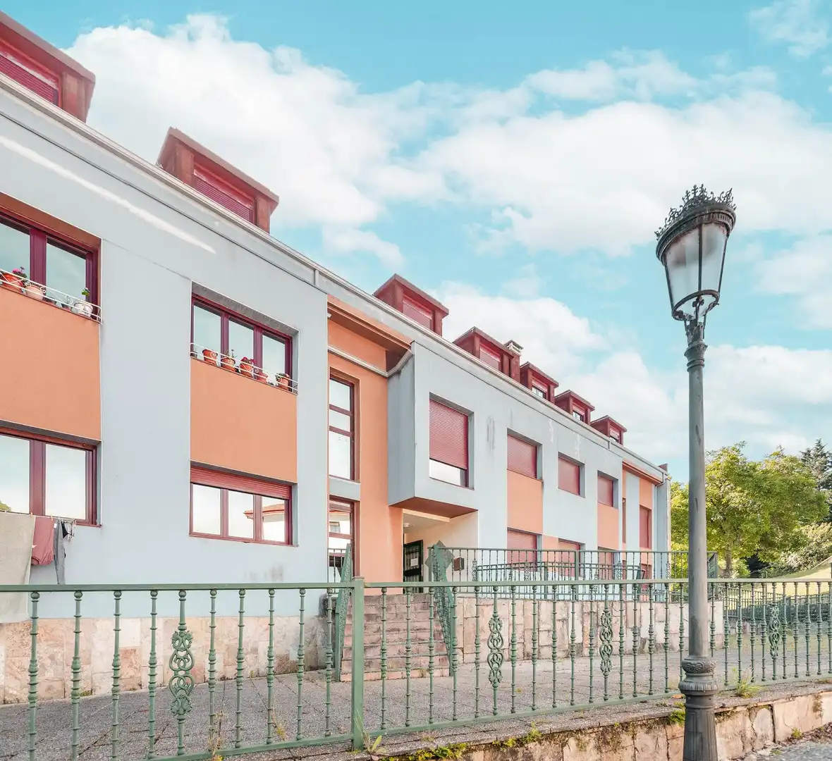 Vista exterior de Àtic en venda en Teverga amb Calefacció, Traster i Moblat