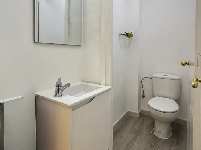 Baño de Local en venta en Zaragoza con Aire acondicionado, Calefacción y Parquet