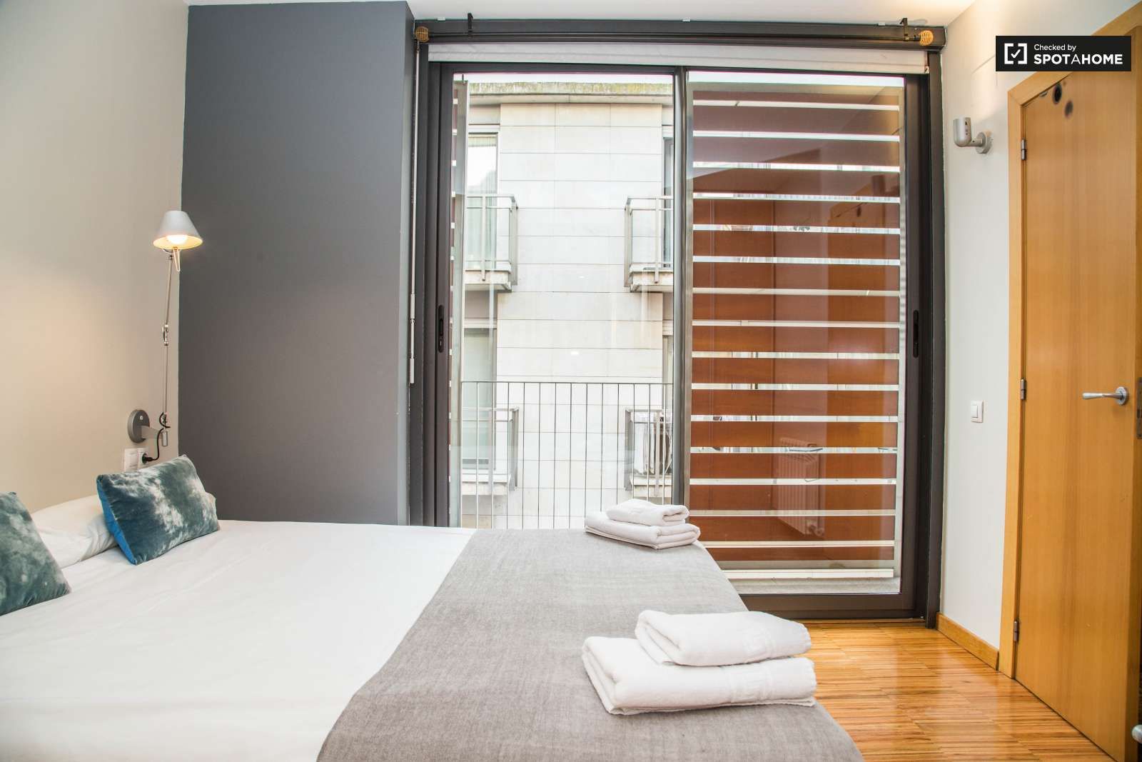 Bedroom of Apartment to share in  Barcelona Capital  with Air Conditioner, Heating and Terrace