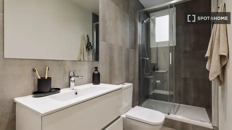 Baño de Piso de alquiler en Barcelona con Aire acondicionado, Calefacción y Amueblado