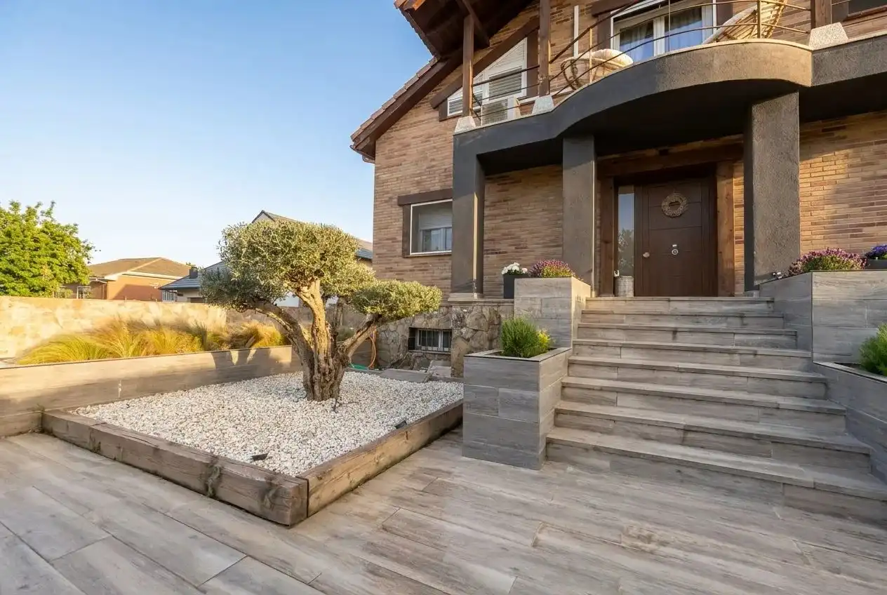 Vista exterior de Casa o xalet en venda en Becerril de la Sierra amb Aire condicionat, Calefacció i Jardí privat