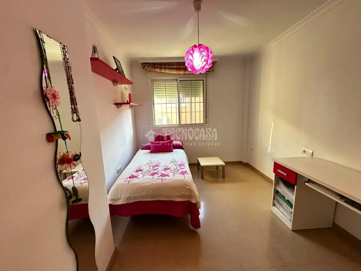 Habitación de Casa adosada en venta en Málaga con Aire acondicionado, Jardín privado y Terraza