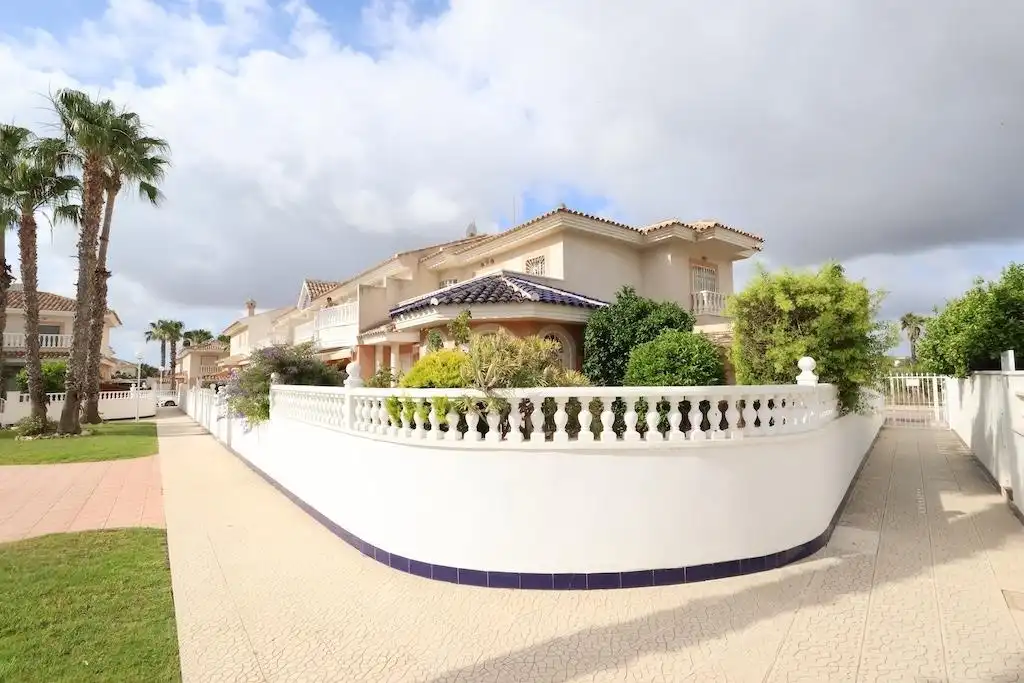 Vista exterior de Casa adosada en venda en Rojales amb Aire condicionat, Jardí privat i Terrassa