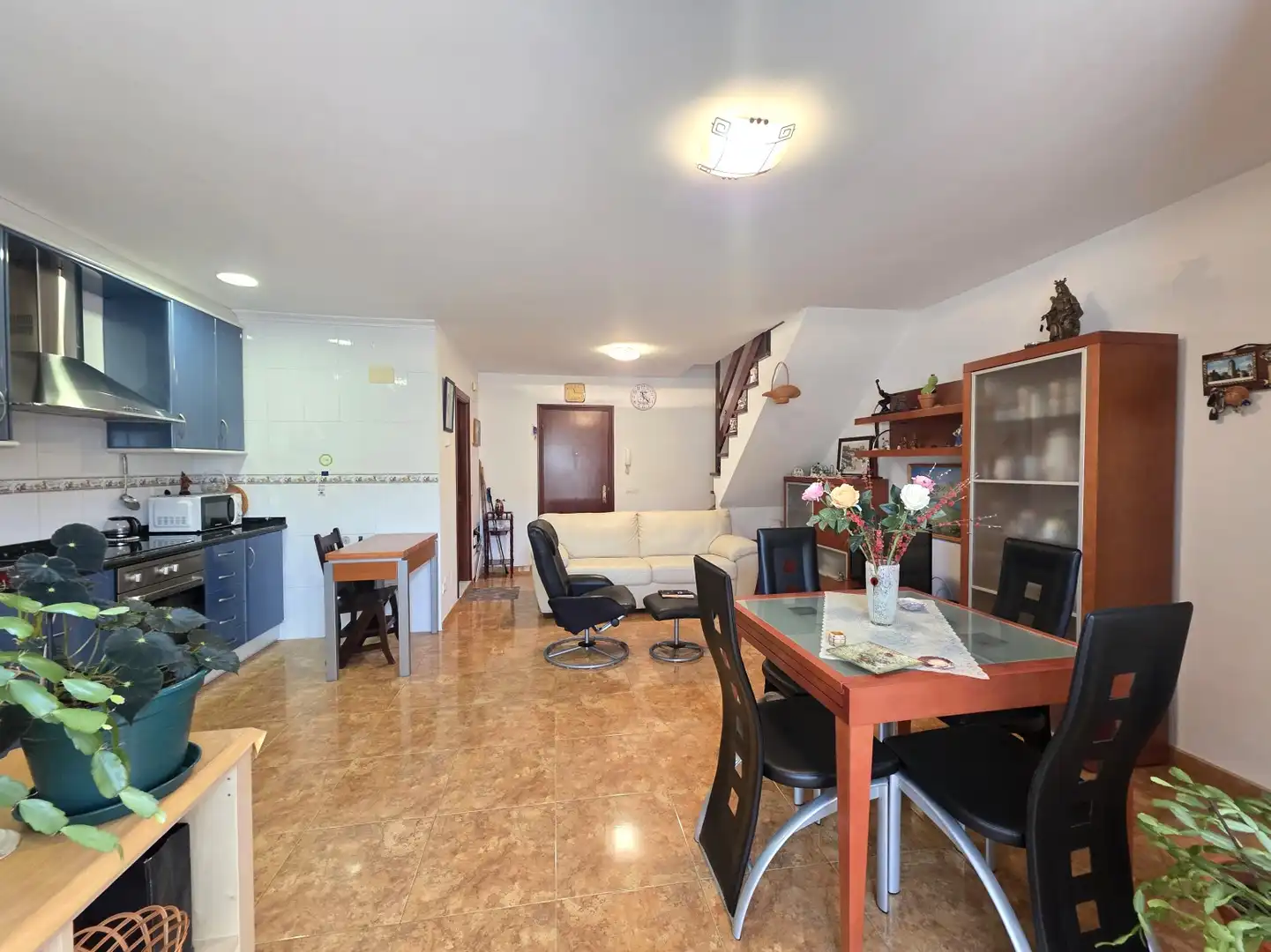 Wohnzimmer von Wohnung zur Miete in Nava mit Heizung