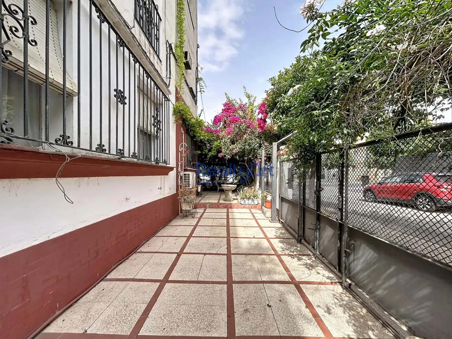Vista exterior de Planta baixa en venda en Sevilla amb Aire condicionat i Jardí privat