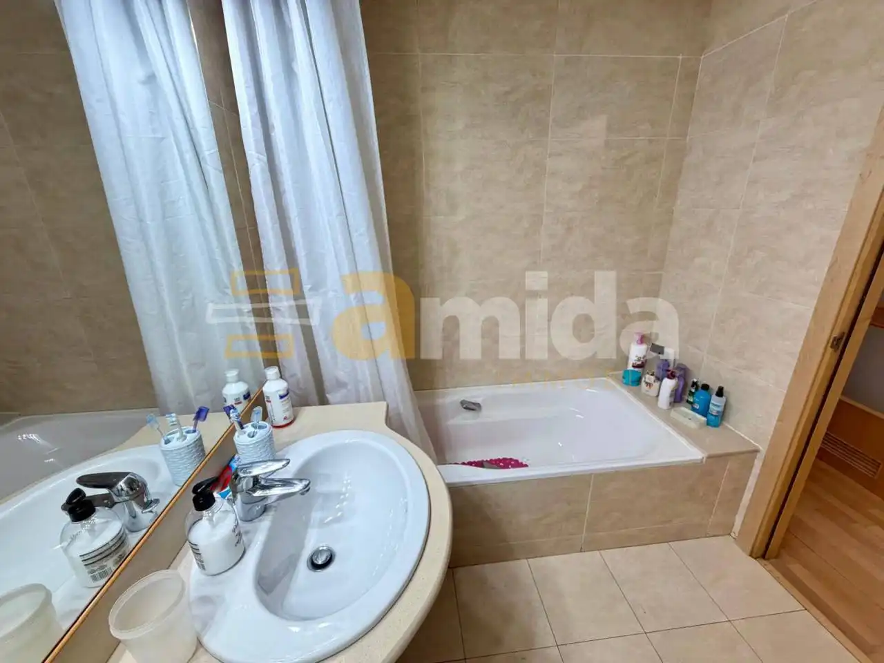 Bathroom of Flat for sale in Sabadell  with Air Conditioner, Heating and Parquet flooring