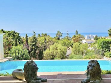 Chalet con balcón en venta en Río Real - Los Monteros