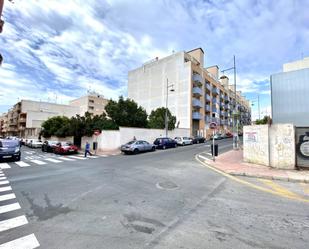 Vista exterior de Casa o xalet en venda en Torrevieja amb Jardí privat i Balcó