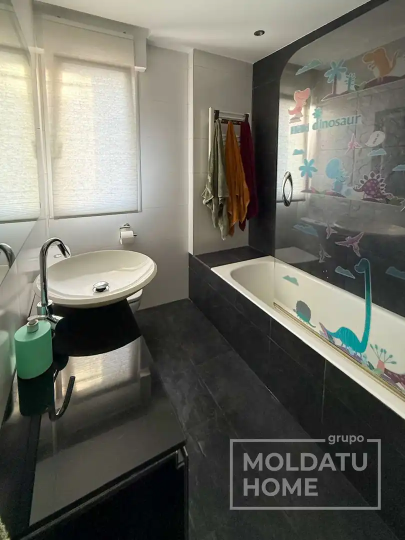 Bathroom of Houses for sale in Abanto y Ciérvana-Abanto Zierbena  with Heating, Private garden and Terrace