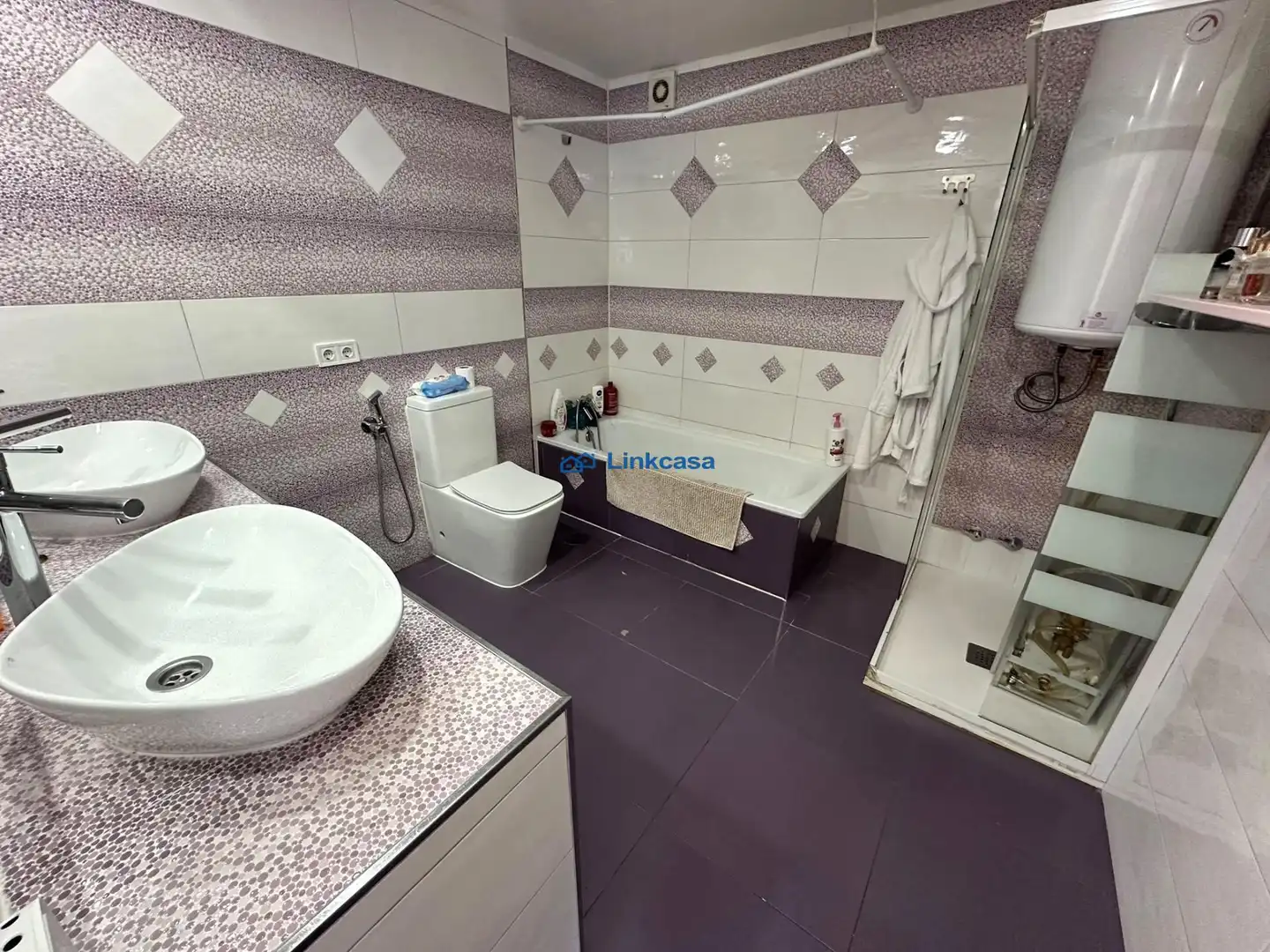 Bathroom of Flat for sale in Madrid  with Air Conditioner and Heating