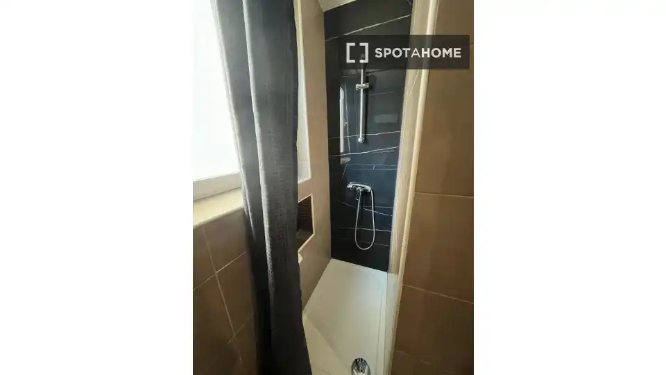 Bathroom of Apartments for share in Madrid  with Air Conditioner, Heating and Terrace