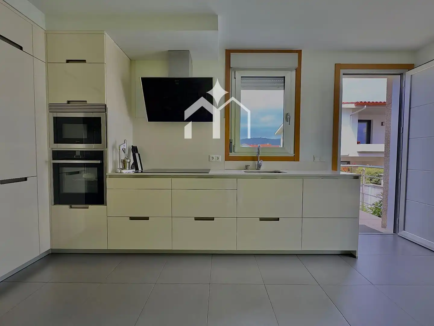 Cuina de Casa o xalet en venda en Cangas  amb Calefacció, Parquet i Terrassa