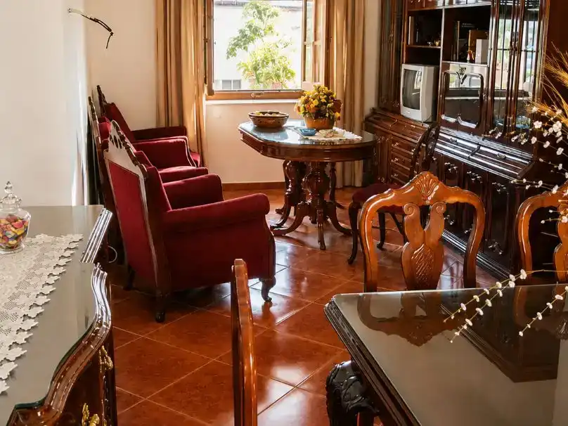 Sala d'estar de Casa adosada en venda en Pinos Puente amb Balcó