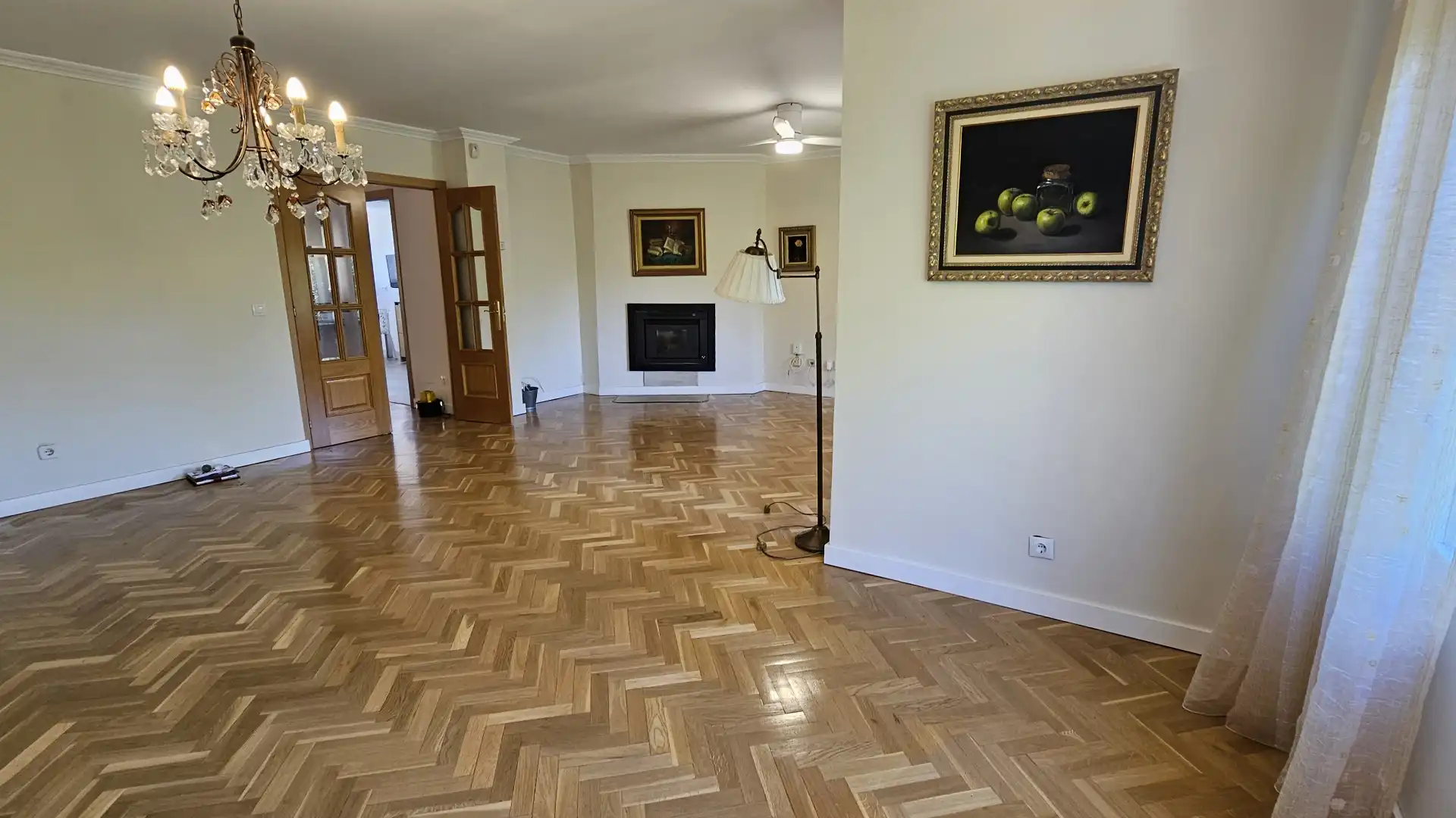 Sala d'estar de Casa adosada en venda en Las Rozas de Madrid amb Calefacció, Jardí privat i Parquet