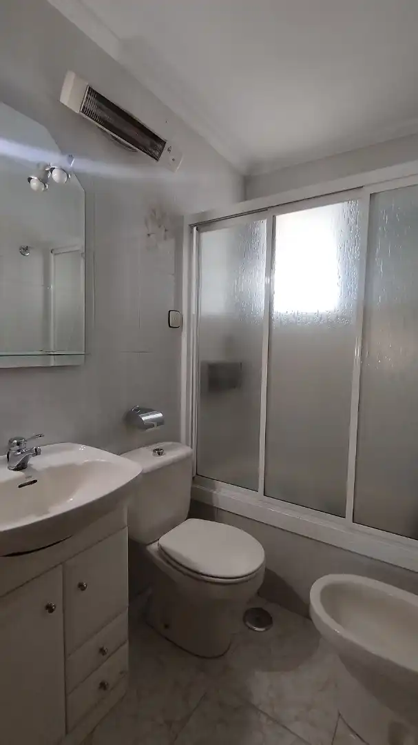 Bathroom of Flat for sale in Sevilla  with Air Conditioner and Terrace