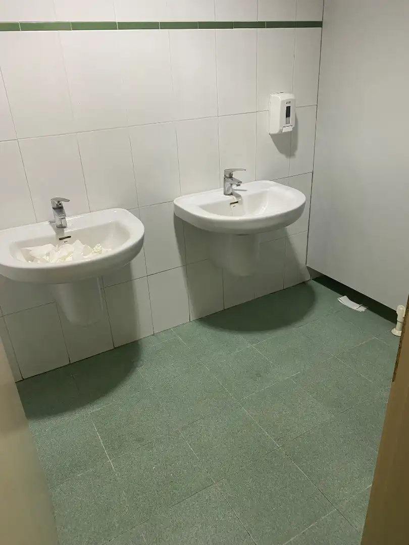 Bany de Local en venda en Albacete amb Aire condicionat, Calefacció i Moblat