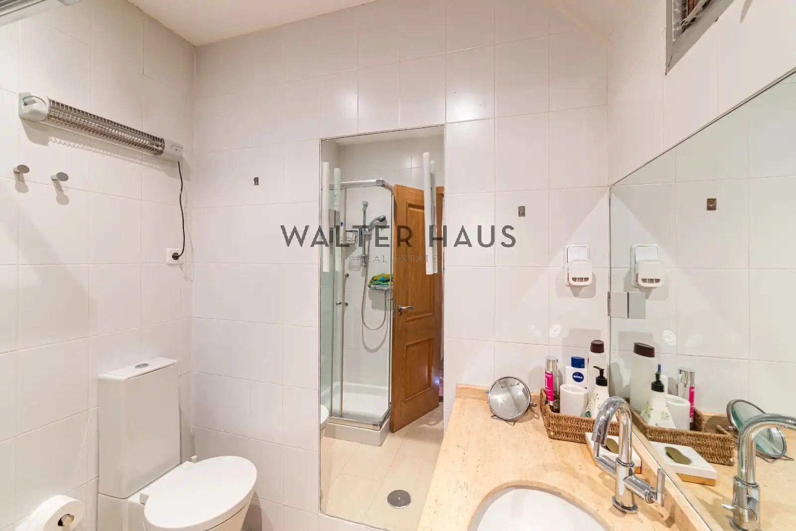 Bathroom of Flat for sale in Madrid  with Air Conditioner and Heating