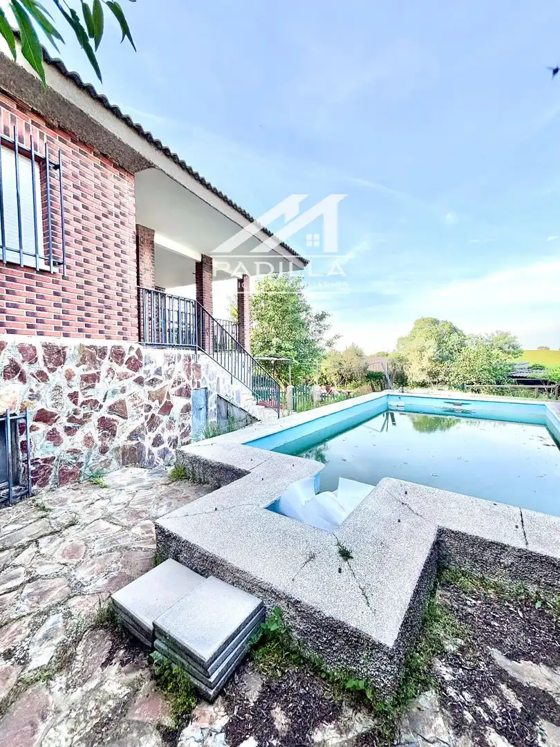 Vista exterior de Casa o xalet en venda en El Viso de San Juan amb Calefacció, Terrassa i Piscina