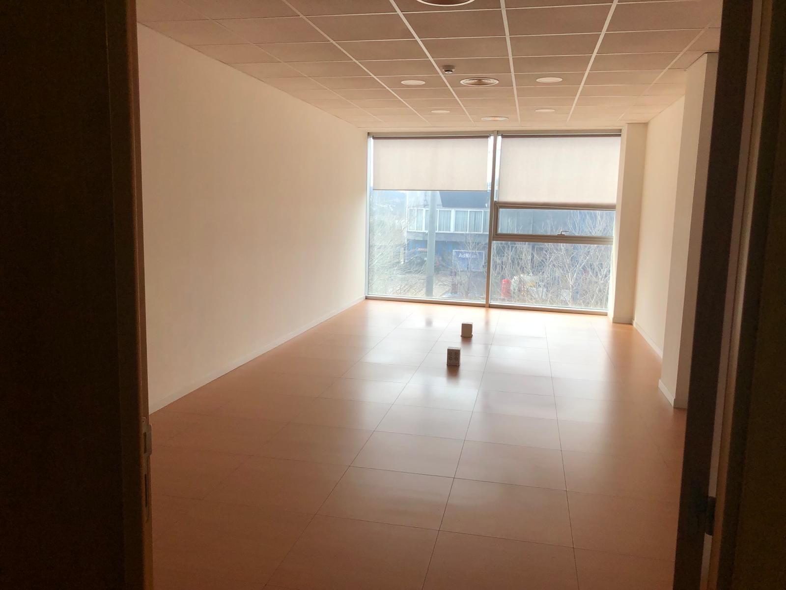 Office for sale in Rubí  with Air Conditioner, Furnished and Internet
