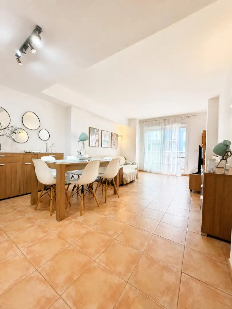 Menjador de Apartament de lloguer en Cullera amb Aire condicionat, Terrassa i Moblat