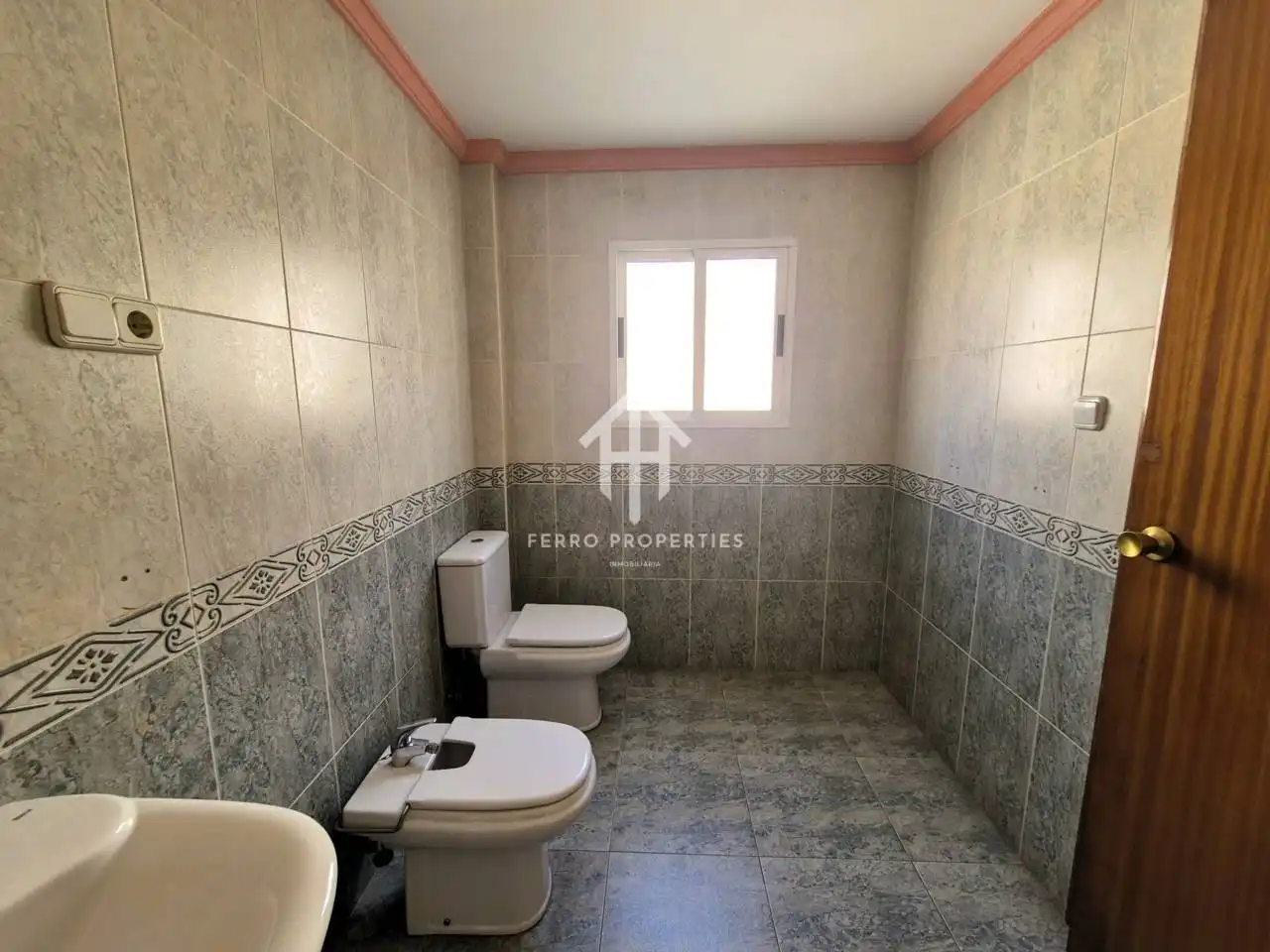 Bany de Casa o xalet en venda en Loja amb Jardí privat, Terrassa i Moblat