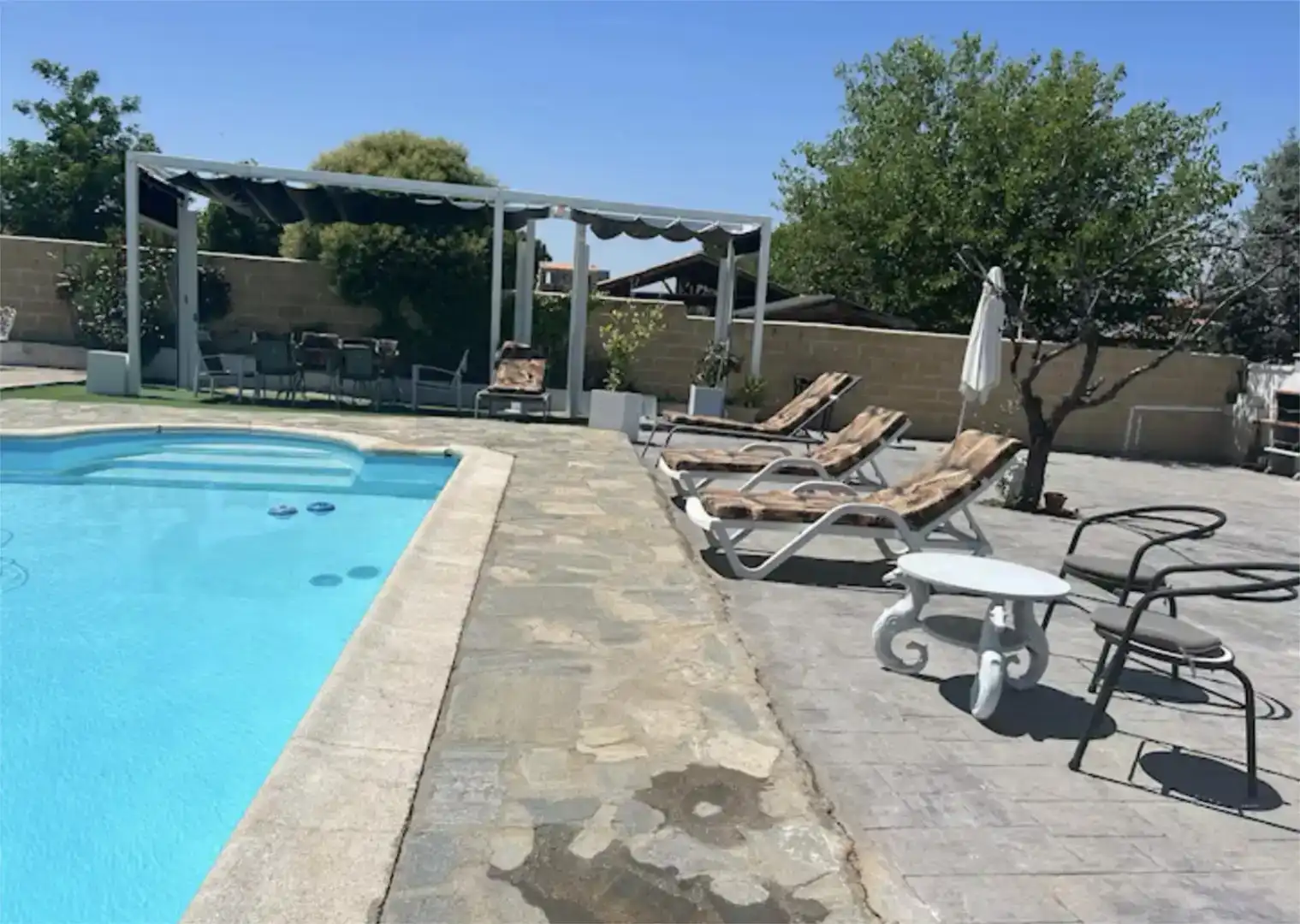 Piscina de Casa o xalet en venda en Lucillos amb Aire condicionat, Traster i Moblat