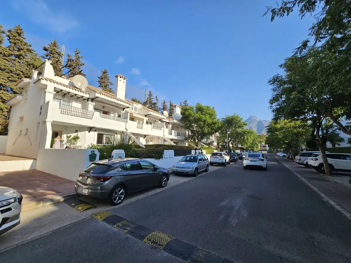 Vista exterior de Casa o xalet en venda en Marbella amb Aire condicionat, Moblat i Internet