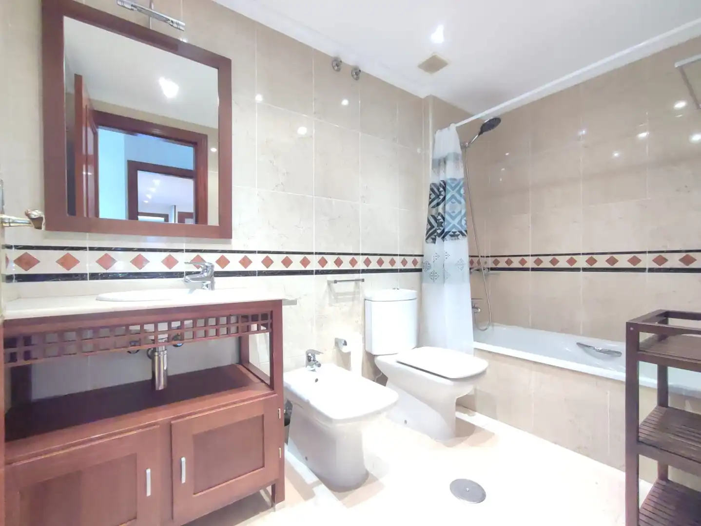 Baño de Piso de alquiler en Gijón  con Calefacción, Parquet y Terraza