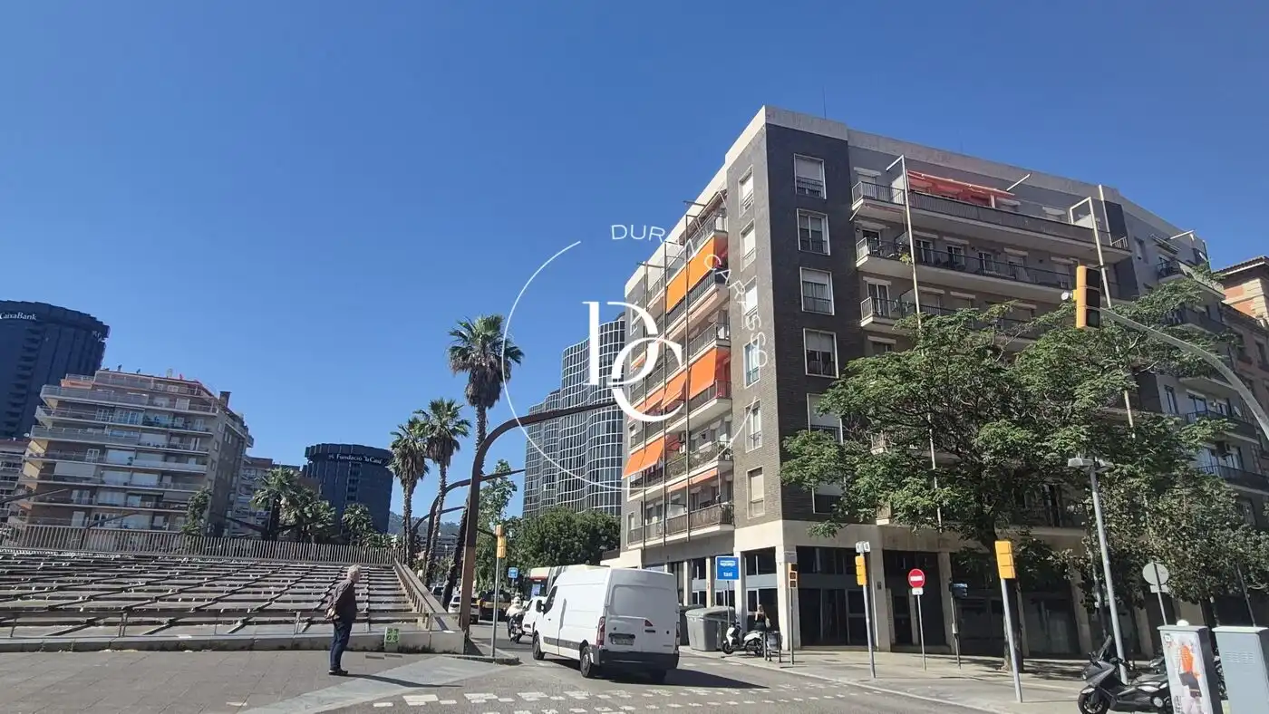 Vista exterior de Local en venda en Les Corts