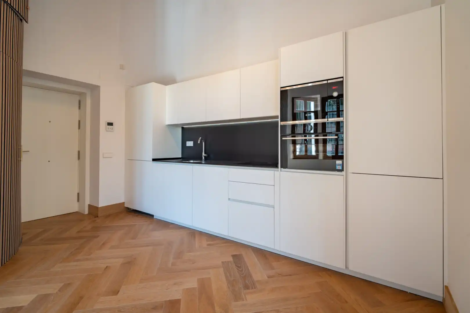 Cuina de Apartament en venda en Málaga amb Jardí privat, Piscina i Piscina comunitària